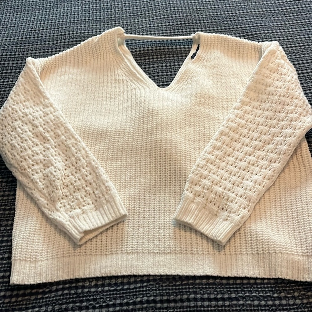 Women’s Daytrip sweater size medium. Cream.
